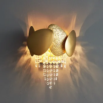 Zlata stenska svetilka spalnica postelji kristalni rov dnevna soba v ozadju stene luči zrcalni strani svetilke  10